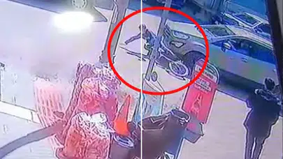 Bisikletli çocuğa otomobil çarptı kaza anı güvenlik kamerasına yansıdı