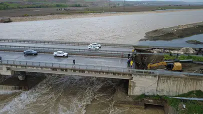 Sağanak sonrası yol çöktü! Kritik güzergah trafiğe kapatıldı