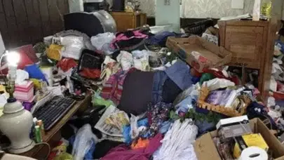 Biriktirdiği eşyaların altında kaldı, hayatını kaybetti