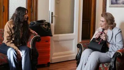 Eşref Rüya dizisinde Gülümser Aygün karakterini oynayan Zeynep Eronat kimdir