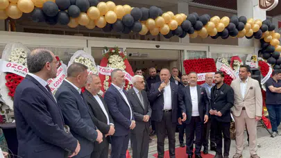 Gürsel Tekin Küçükçekmece’de kafe açılışına katıldı