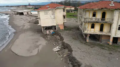 Felaket kapıda! Deniz taştı, villalar çökmeye başladı
