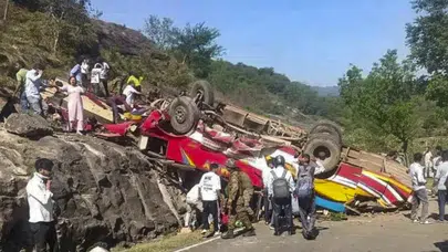 Hindistan’da otobüs uçuruma yuvarlandı: 21 kişi hayatını kaybetti