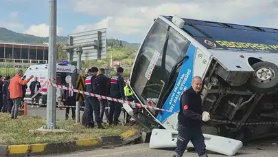 Halk otobüsü otomobilin üzerine devrildi: Çok sayıda yaralı var