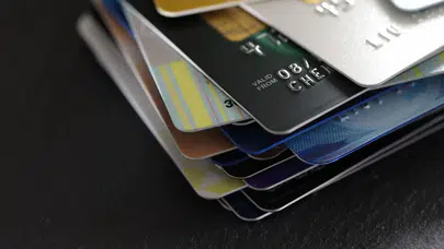 Kredi kartı kullanan herkesi ilgilendiriyor! Kritik düzenleme askıya alınıyor