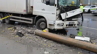 Aydın'da feci kaza: Kazayla devrilen elektrik direği üzerine düştü