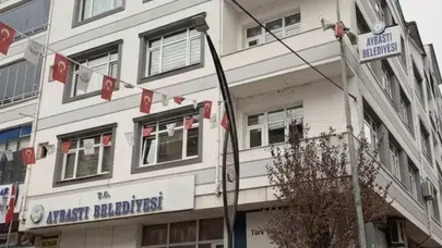 Belediye binasında satırlı saldırı: Başkanın sekreteri yaralandı