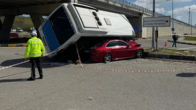 Feci kazada 46 yaralı var! Halk otobüsü otomobilin üzerine devrildi