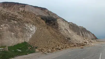 Batman’da Üniversite yolunda heyelan meydana geldi: Yol kapandı