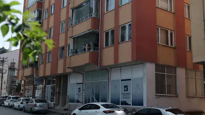 Genç kız, hocasının elinden kurtulmak için balkondan çıplak atladı