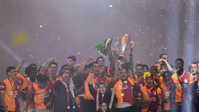 Galatasaray RAMS Park’ta şampiyonluk kupasını kaldırdı