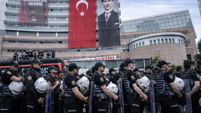 Özgür Özel tahliye tebligatını yırttı: “Bunun için yıktılar baba ocağını”
