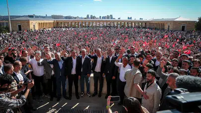 Özgür Özel’in yanında saf tutan milletvekilleri dikkat çekti