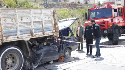 Kamyonla çarpışan otomobil hurdaya döndü: Anne hayatını kaybetti