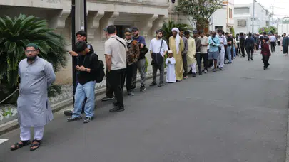 Tokyo'da bayram coşkusu taştı! Cemaat avluya sığmadı, namaz 3 kere kılındı