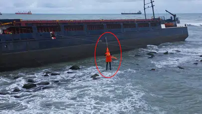 Sakarya’da kargo gemisi kıyıya sürüklendi karaya oturdu