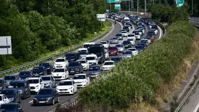 Bayram dönüşü yollar kilitlendi: Kilometrelerce araç kuyruğu oluştu