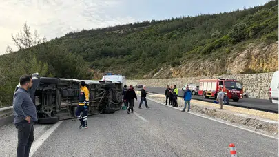 Otomobil ile minibüs çarpıştı: Çok sayıda yaralı hastaneye kaldırıldı