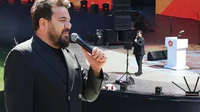 Eser Yenenler AK Parti etkinliğinde sahne aldı: “Her şey çok güzel olacak”