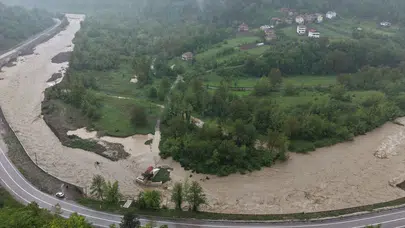 Kastamonu’da sağanak yağış tarihi ahşap köprüyü yıktı