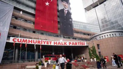CHP’de yeni dönem resmen başladı! Kurultay kararı parti binasına asıldı