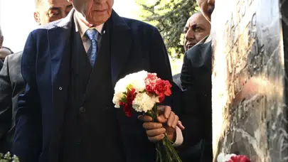 Bahçeli, Türkeş'in mezarını ziyaret etti! "Bayram mesajı" yanıtı dikkat çekti