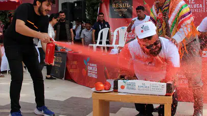 Acı biber yeme yarışmasında zorlu mücadele yarışmacılar gözyaşlarına hakim olamadı