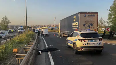 Bariyerlere çarpan motosikletli feci şekilde can verdi