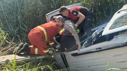 Fethiye'de hafif ticari otomobil dereye devrildi: 2 kişi yaralı