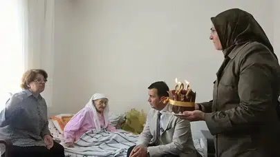 Atatürk'ün elini öptüğünü anlatan 101 yaşındaki Hacer Akdoğan'a sürpriz kutlama