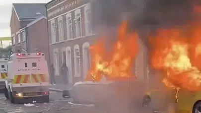 Kuzey İrlanda'da göçmen karşıtı eylem: Çok sayıda ev ve araç yakıldı