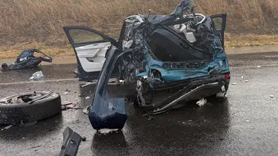 Çanakkale'de otomobil tankere arkadan çarptı: 2 kişi hayatını kaybetti