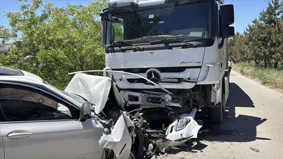 Sivas'ta tır ile otomobil çarpıştı: Sürücü yaşamını yitirdi