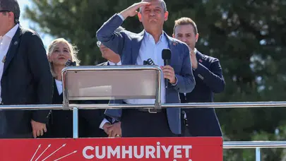 Özgür Özel'den Devlet Bahçeli açıklaması: "Başını kaldırdı ve selam verdi"