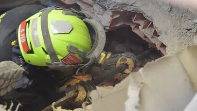 Venezuela'da depremde enkaz altında kalan 21 yaşındaki genç sağ kurtarıldı