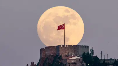 Çilek dolunayı 2026 ne zaman, Türkiye'de görülecek mi? Saat ve tarih netleşti