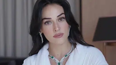 Esra Bilgiç'in mor elbiseli pozları sosyal medyada ilgi odağı oldu