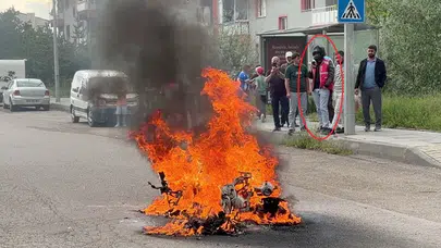 Erzurum’da moto kuryenin motosikleti seyir halindeyken alev aldı