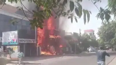 Hindistan'da eğitim merkezinde yangın: 14 kişi yaşamını yitirdi
