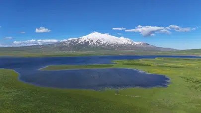 Bitlis'in doğal güzelliği havadan görüntülendi: Süphan Dağı ile Cil Gölü