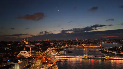 İstanbul semalarında ay yıldız manzarası oluştu