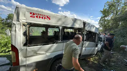 Burdur'da kontrolden çıkan minibüs tarlaya uçtu: 8 kişi yaralandı