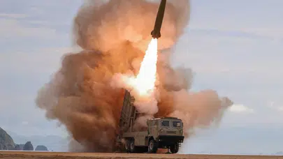 Kim Jong-un yeni nesil silah testlerini sahada denetledi