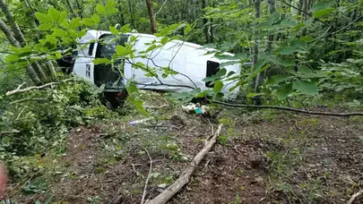 Ordu'da kontrolden çıkan minibüs şarampole devrildi: 11 kişi yaralandı