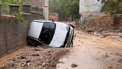 Niğde’de sel felaketi: Üç araç suya kapıldı, bir kişi yaşamını yitirdi