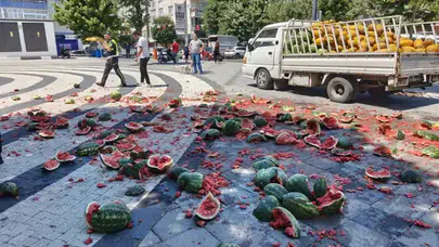 Satış izni verilmediğini iddia eden satıcı karpuzları yere atarak parçaladı