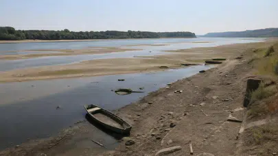 Tuna Nehri'nde su seviyesi düşüyor: Tekneler çamura saplandı