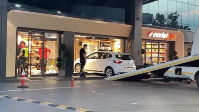 Bağcılar'da otomobil, akaryakıt istasyonu marketine girdi: 1 kişi yaralandı