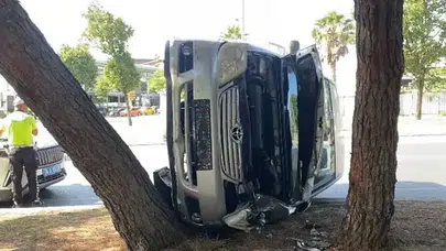 Bakırköy'de ağaçlara çarpan otomobil yan yattı: Sürücü yaralandı