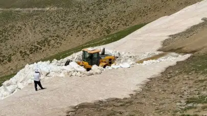 Bitlis'te Temmuz ayında kar mücadelesi sürüyor